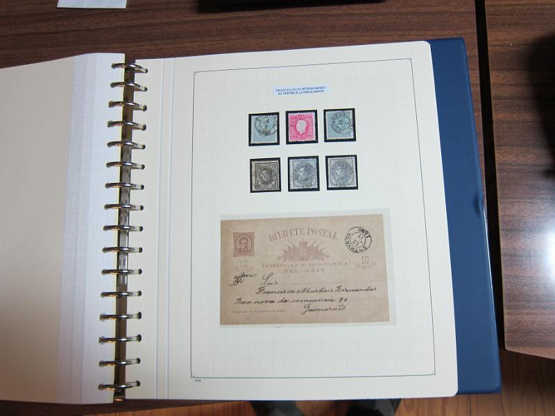 0019 (177).JPG -     Lote:    19      Marcofilia      Lotes Especiais       Descrição:         Portugal. Colecção especializada de carimbos de duplo círculo, tipo 1852, montada em 4 álbuns Lindner, com selos de diversas emissões e cartas, com estudo minucioso de cada marca. Lote a ver.         Lote       Valor Base:     &euro; 2.500,00     Valor Venda:     Retirado     